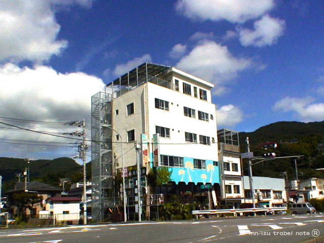 国道135線沿い、亀石峠入口の交差点